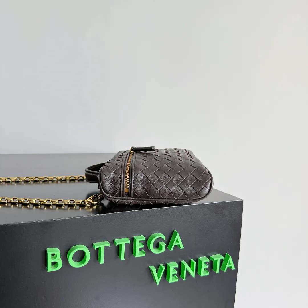 Batch 1480 BOTTEGA VENETA2025 new women's small Soft Vanity cosmetic bag, using the classic Intrecciato weaving technique, inheriting the classics, the ring buckle design 😎 The light metal chain gives you a high-end sense of matching, the chain is removable, and it can be used as a handbag ~ An elegant small bag that is perfect for participating in events. The overall body of the bag is as soft as marshmallow and can be easily kneaded, showing the strong toughness and high-end feel of the leather. The touch of sheepskin is so amazing. It is so healing when pinched! I have absolutely no resistance to small bags! ! ! Style number: 843800 Color: black brown Size: 19*14*3cm